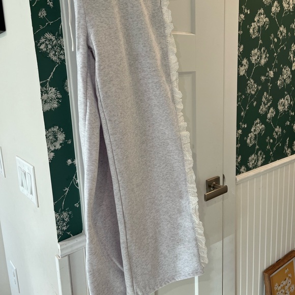 Le Lis Light Gray Crewneck Sweat Set with White Lace Trim- shirt and pants NWT - Picture 7 of 14